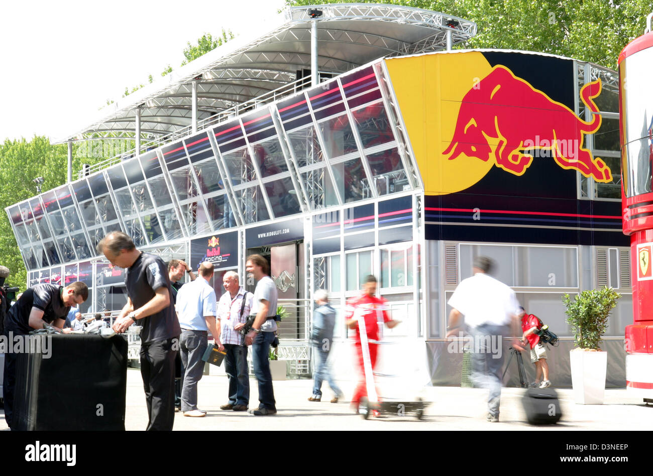 Les gens passent la nouvelle Red Bull et Toro Rosso F1 Team au centre d'accueil mis en place pour le Grand Prix de Saint-Marin à la piste de course à Imola, Italie, le jeudi 20 avril 2006. Le Grand Prix de Saint-Marin à Imola, aura lieu le dimanche 23 avril 2006. Photo : Gero Breloer Banque D'Images