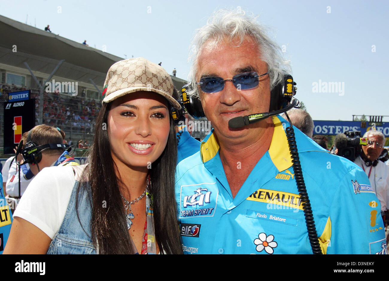 Renault F1 Team principal l'italien Flavio Briatore (R) et Elisabetta Gregoraci, modèle italien et son compagnon, poser avant le Grand Prix de Saint-Marin à la piste de course à Imola, Italie, dimanche 23 avril 2006. Photo : Gero Breloer Banque D'Images