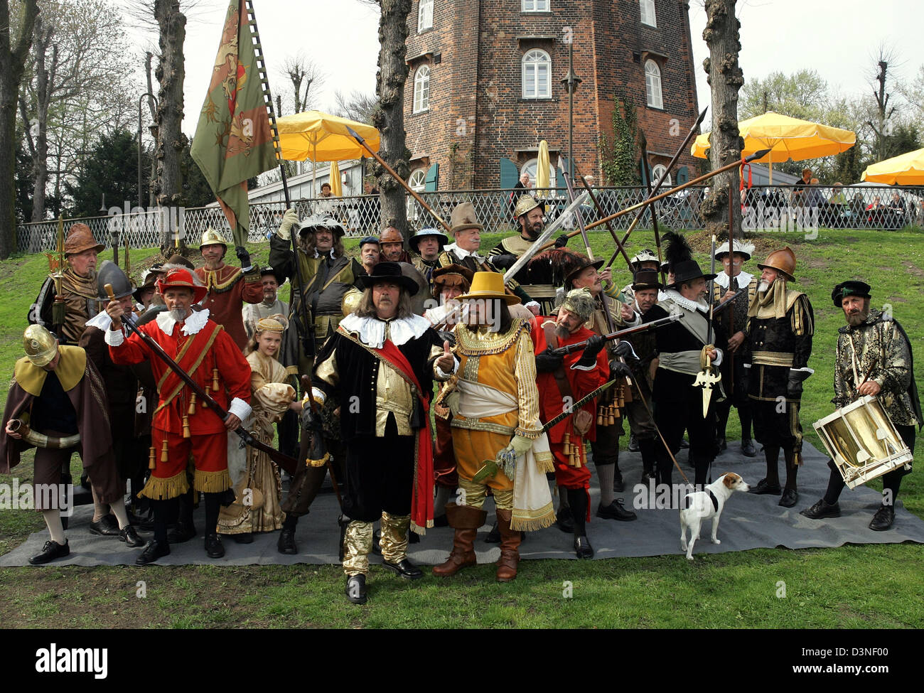 40 joueurs vêtus de vêtements historiques sont une peinture de Rembrandt 'nuit' comme un tableau vivant, Brême, Allemagne, le mercredi 26 avril 2006. L'Office Néerlandais du Tourisme et des congrès (NBTC DEVENIR ANNONCEUR CONDITIONS DÉCLARATION) a lancé cet événement en raison de la 400. anniversaire de peintre hollandais Rembrandt van Rijn. De nombreuses expositions continuera à montrer lors de l'année Rembrandt. Photo : Ingo Wagner Banque D'Images