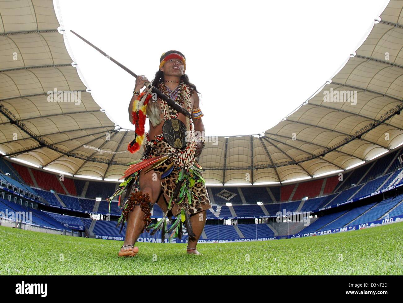 Le Tzamrenda Naychapi chaman équatorien du Shuar personnes spirituellement nettoie l'AOL-Arena pour la Coupe du Monde 2006 à Hambourg, Allemagne, le jeudi 26 avril 2006. La sélection nationale équatorienne fera face à Costa Rica dans l'AOL Arena le 15 juin.2006. Photo : Kay Nietfeld Banque D'Images
