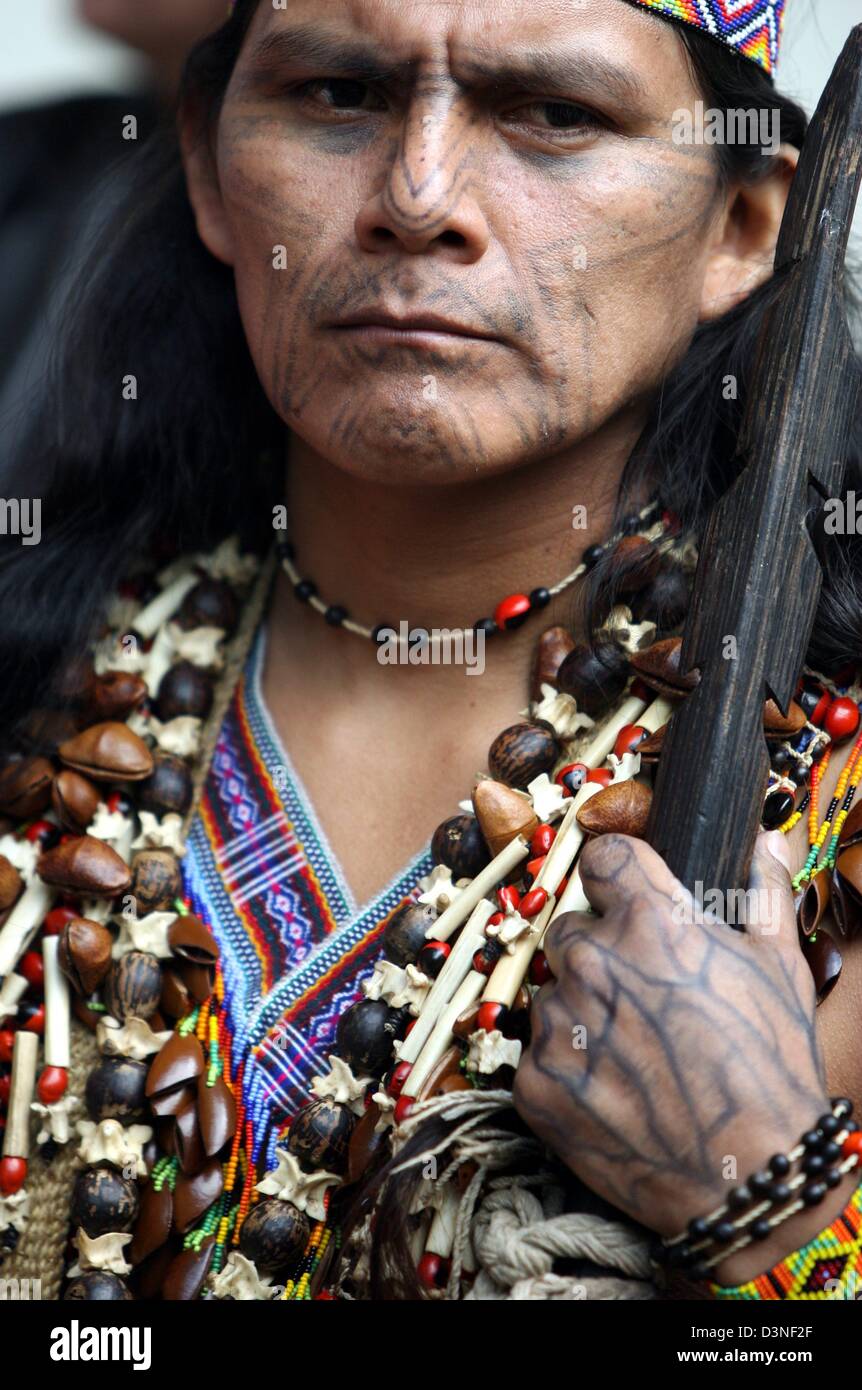 Le Tzamrenda Naychapi chaman équatorien du Shuar personnes spirituellement nettoie l'AOL-Arena pour la Coupe du Monde 2006 à Hambourg, Allemagne, le jeudi 26 avril 2006. La sélection nationale équatorienne fera face à Costa Rica dans l'AOL Arena le 15 juin.2006. Photo : Kay Nietfeld Banque D'Images