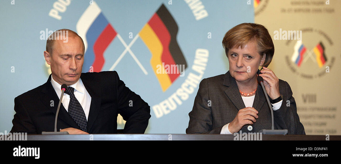 La chancelière fédérale allemande Angela Merkel et le président russe Vladimir Poutine, donner une conférence de presse à Tomsk, Russie, le jeudi 27 avril 2006. Les politiciens se sont réunis pour la 8ème Consultations gouvernementales germano-russe. Photo : Grimm par les pairs Banque D'Images