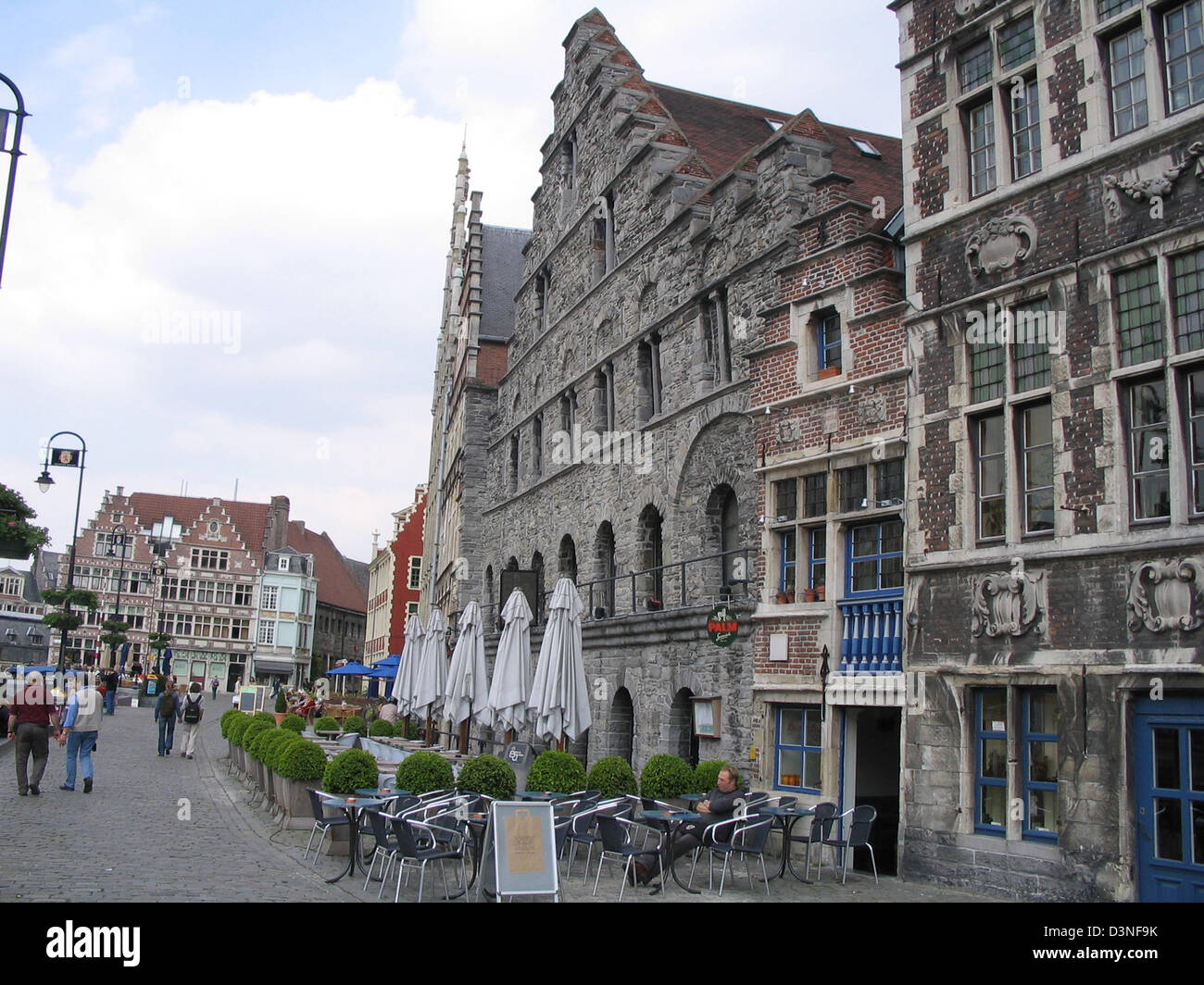 (Dossier) - l'image montre maisons le long de la Graslei, l'ancien centre de commerce à l'ancien port de Gand, Belgique, 18 mai 2005. Photo : Juergen Darmstaedter Banque D'Images