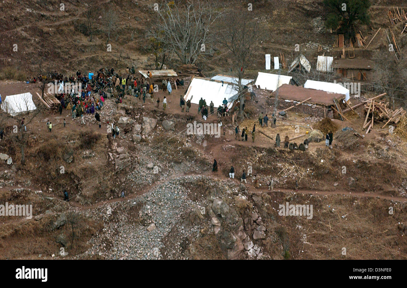 Personnes se rassemblent sur un espace libre entre les bâtiments détruits, une heure de vol est de Muzaffarabad, Pakistan, 30 janvier 2006. Ils espéraient qu'ils ont entendu l'hélicoptère serait apporter de l'aide matériel pour eux. La province du Cachemire a été frappé par un séisme de 7,6 sur la force du 8 octobre 2005. Près de 80,000 personnes ont été tuées, plus de trois millions sont sans abri et suff Banque D'Images