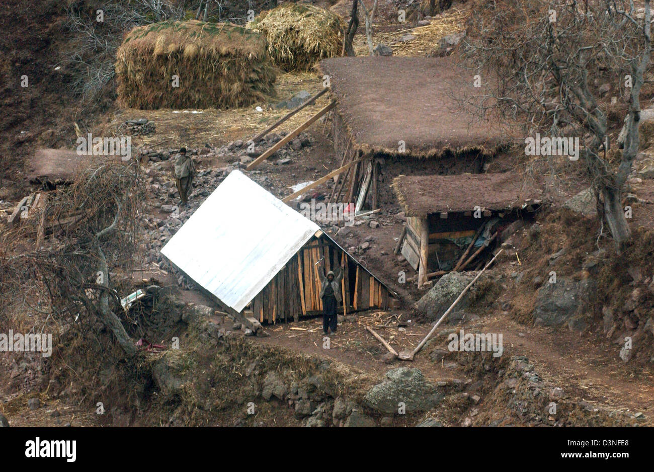 Les vagues d'un homme à l'aide, une heure de vol est de Muzaffarabad, Pakistan, 30 janvier 2006. Le nord-est de la province du Cachemire, le Pakistan a été frappé par un séisme de 7,6 sur la force du 8 octobre 2005. Près de 80,000 personnes ont été tuées, plus de trois millions sont sans abri et beaucoup souffert en raison de l'hiver froid. Photo : Wolfgang Langenstrassen Banque D'Images