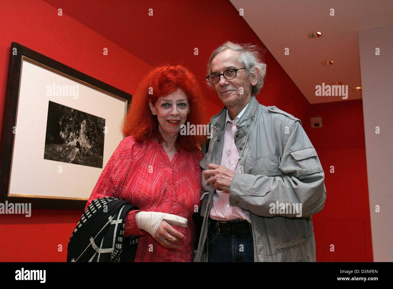 L'artiste américain Christo (R) et son partenaire Jeanne-Claude debout à côté d'une photo par Ulrich Mack dans l'Picasso-Museum à Muenster, Allemagne, mardi 2 mai 2006. Tout en visitant l'Allemagne qu'ils présentent leur nouveau déguisement projet "sur le fleuve". Au cours de ce projet dans une rivière Colorada, USA sera couvert par une toile, qui sera produit par la société Schilger westphalien. Pho Banque D'Images