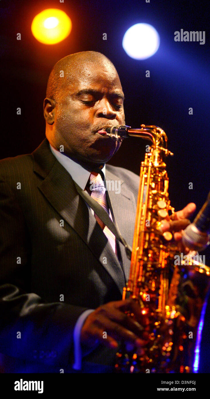 (Dossier) - Maceo Parker effectue à Krefeld, Allemagne, le jeudi 23 mars 2006. Le funk et soul jazz saxophoniste a débuté sa carrière en 1964. Il est surtout connu pour ses contributions à la James Brown sound distinctes. Aujourd'Maceo Parker donne 200 concerts par année et est l'un des plus fréquentés de musiciens dans le monde entier. Photo : Felix Heyder Banque D'Images