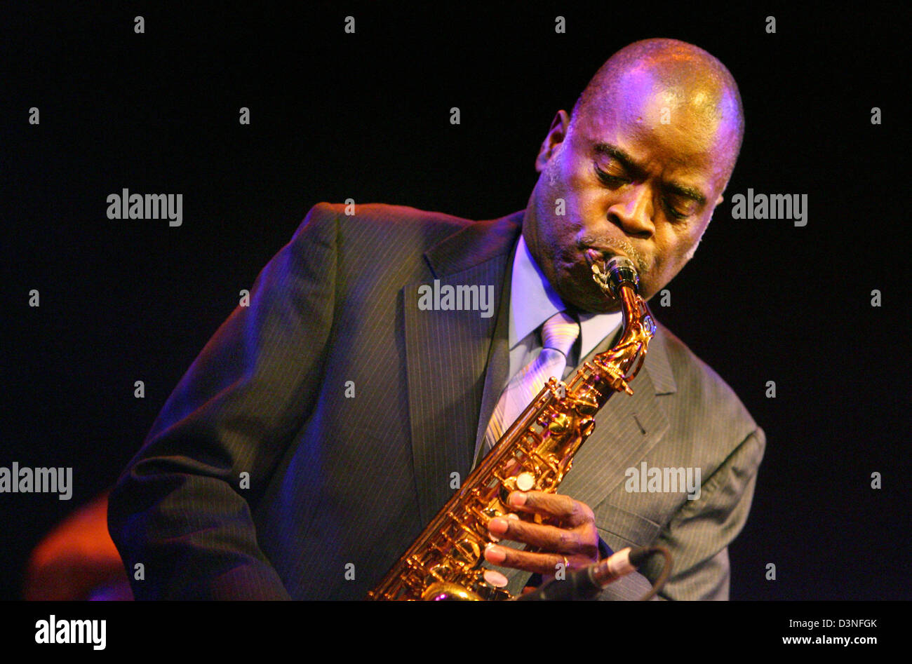 (Dossier) - Maceo Parker effectue à Krefeld, Allemagne, le jeudi 23 mars 2006. Le funk et soul jazz saxophoniste a débuté sa carrière en 1964. Il est surtout connu pour ses contributions à la James Brown sound distinctes. Aujourd'Maceo Parker donne 200 concerts par année et est l'un des plus fréquentés de musiciens dans le monde entier. Photo : Felix Heyder Banque D'Images