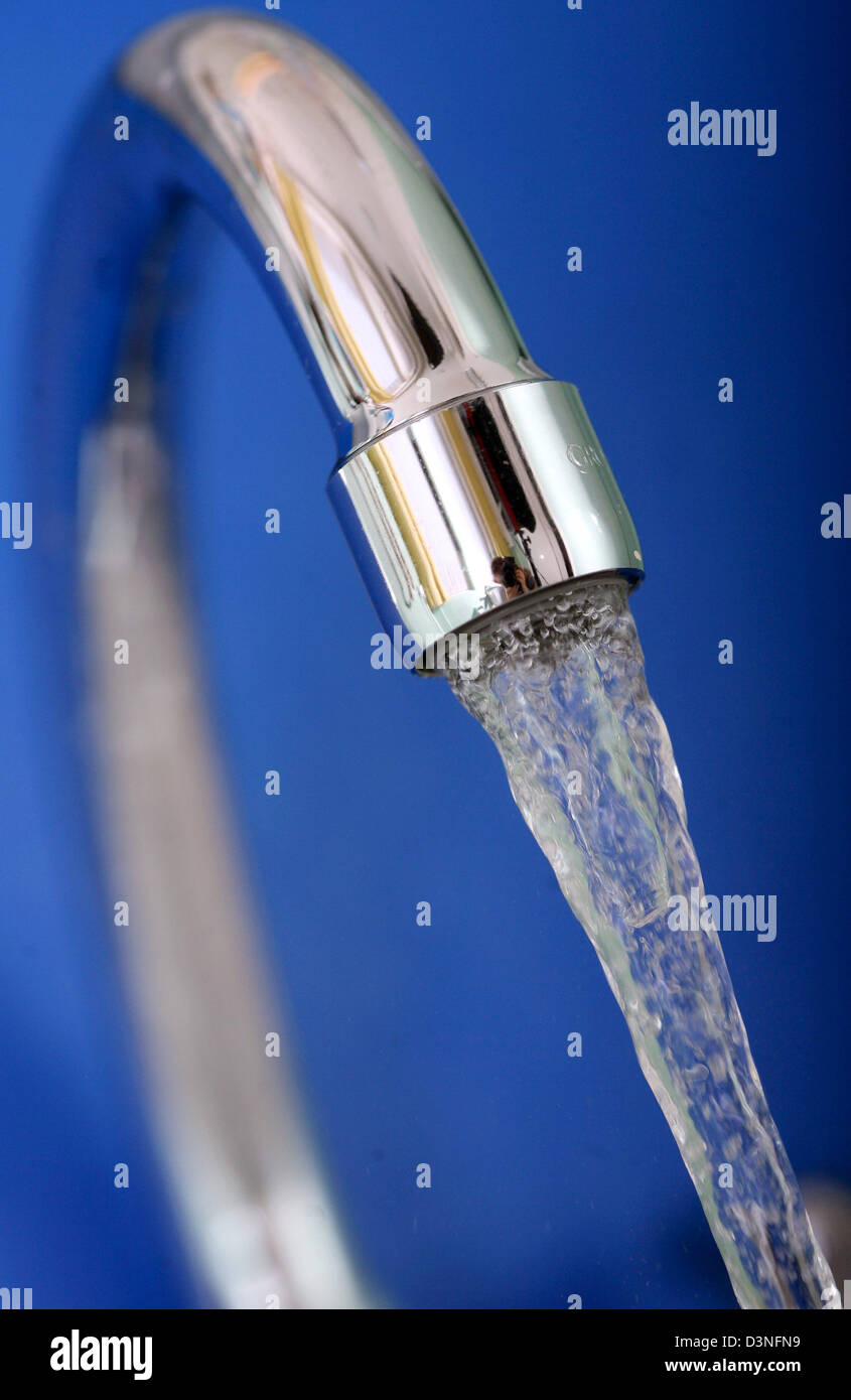 La photo montre l'eau à court d'un robinet à Bonn, Allemagne, samedi, 29 avril 2006. Photo : Felix Heyder Banque D'Images