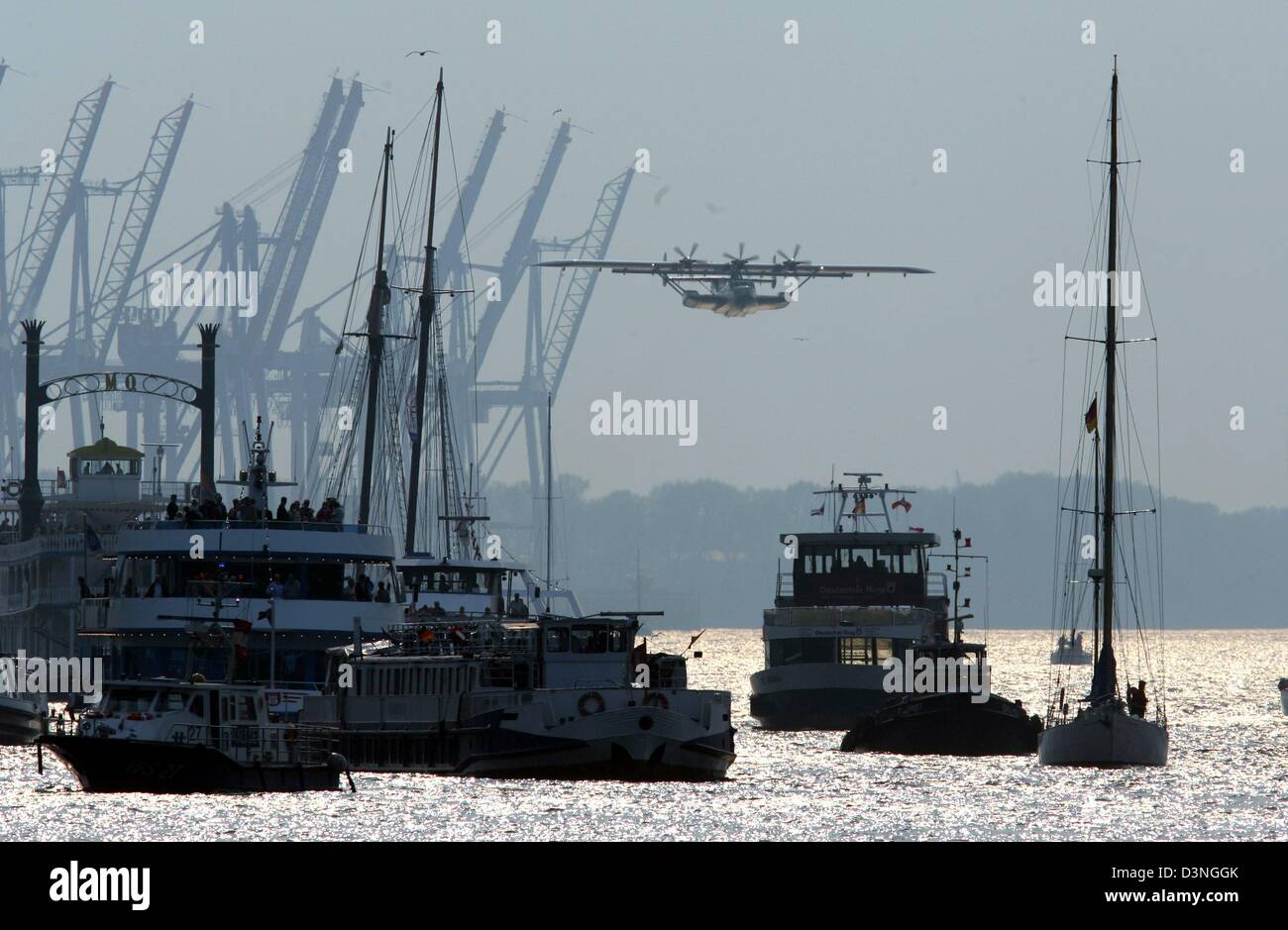 Un hydravion Dornier Do 24 bateau ATT datée du 1944 survole de nombreux navires au 817e anniversaire du port de Hambourg à Hambourg, Allemagne, le 6 mai 2006. Guest star de cette année, la partie dans le bateau cruiser 'Queen Mary 2' arrivant Dimanche 7 Mai à l'Blohm +Voss dock. Photo : Kay Nietfeld Banque D'Images
