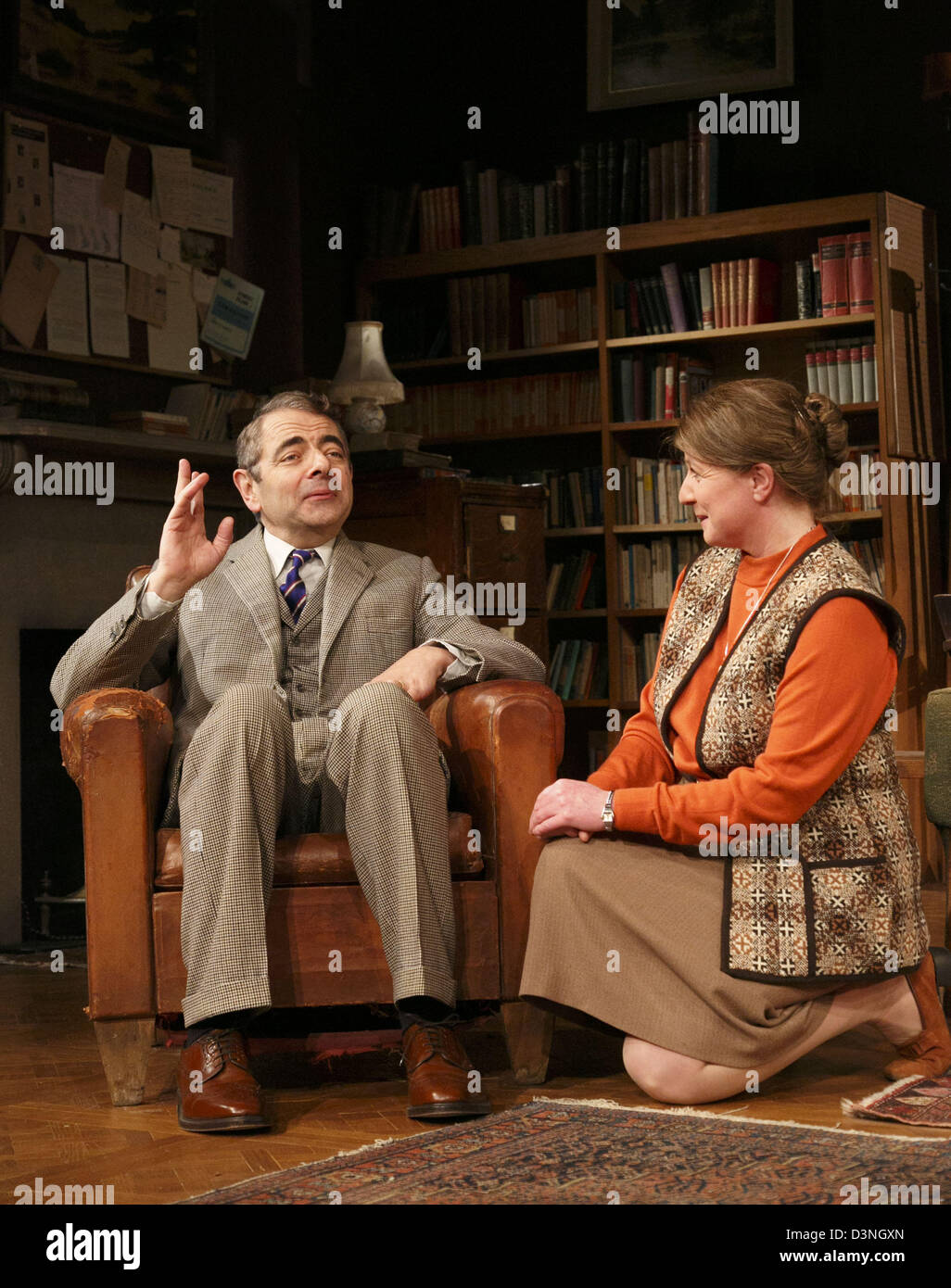 Rowan Atkinson (St. John Quartermaine), Felicity Montagu (Melanie Garth) AUX TERMES de QUARTERMAINE par Simon Gray au Wyndham's Theatre, Londres WC2 en 2013 design: Tim Hatley Lighting: David Howe Director: Richard Eyre Banque D'Images