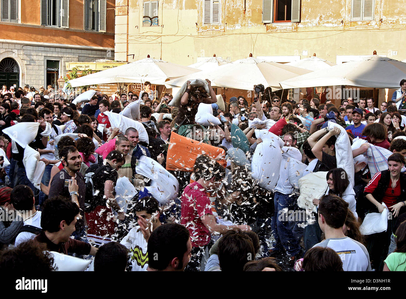 Après San Francisco (USA), Madrid (Espagne), Berlin (Allemagne), Londres (UK) et d'autres villes un oreiller lutte de masse a eu lieu à Rome, Italie, 23 avril 2006. Le joyeux spectacle commencé à temps 18:00 et a pris exactement 30 minutes. Photo : Lars Halbauer Banque D'Images