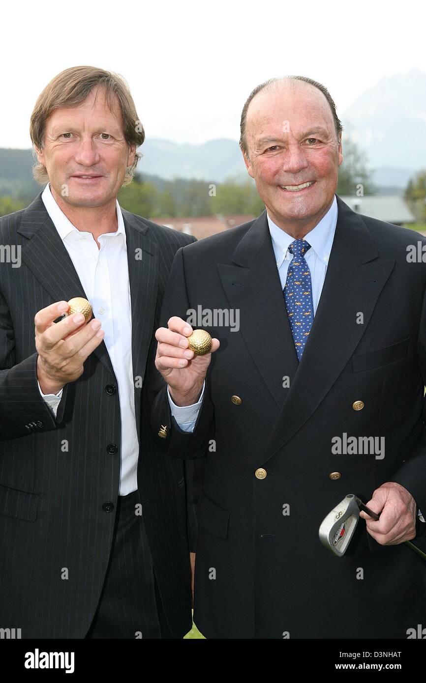 Légendes Franz Klammer Ski (L) et Toni Sailer (R) posent avec des balles de golf à l'ouverture du Club de Golf Kitzbuhel dans le Grand SPA Resort A-Rosa Kitzbühel, Autriche, 12 mai 2006. Photo : Ursula Dueren Banque D'Images