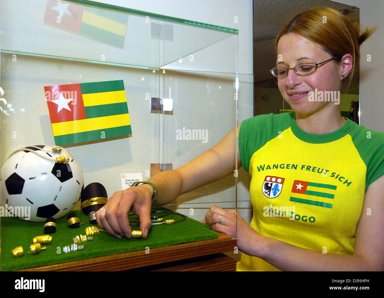 Johanna Scheyhing décore une vitrine d'un magasin de bijoux avec le drapeau du Togo, Wangen, l'Allemagne, lundi 15 mai 2006. L'équipe nationale du Togo est la première Coupe du Monde FIFA 2006 Équipe d'entrer dans son logement à Wangen. Photo : Stefan Udry Banque D'Images