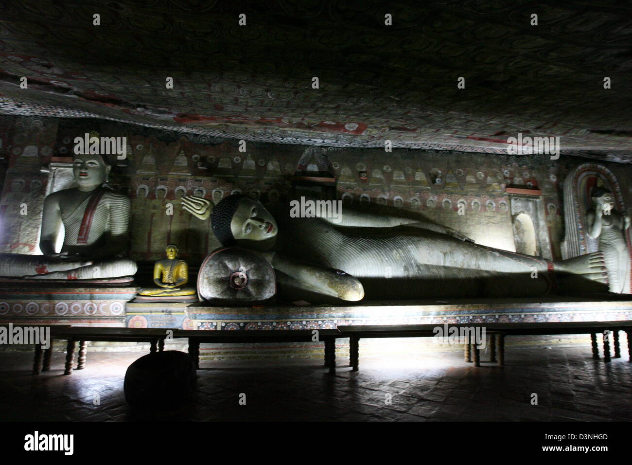 Statues de Bouddha en position du lotus ou couchés sous des peintures colorées sur les murs et les plafonds dans le Temple d'or de Dambulla, Sri Lanka, 27 avril 2006. Le Temple d'or de Dambulla dating 1er siècle avant J.-C. comprend cinq temples de caverne de buddhistic de nombreuses statues et fresques.C'est le plus grand une preseved meilleur complexe de temple de Sri Lanka et a été inscrite au Patrimoine Mondial de l'i Banque D'Images Statues de Bouddha en position du lotus ou couchés sous des peintures colorées sur les murs et les plafonds dans le Temple d'or de Dambulla, Sri Lanka, 27 avril 2006. Le Temple d'or de Dambulla dating 1er siècle avant J.-C. comprend cinq temples de caverne de buddhistic de nombreuses statues et fresques.C'est le plus grand une preseved meilleur complexe de temple de Sri Lanka et a été inscrite au Patrimoine Mondial de l'i Banque D'Images