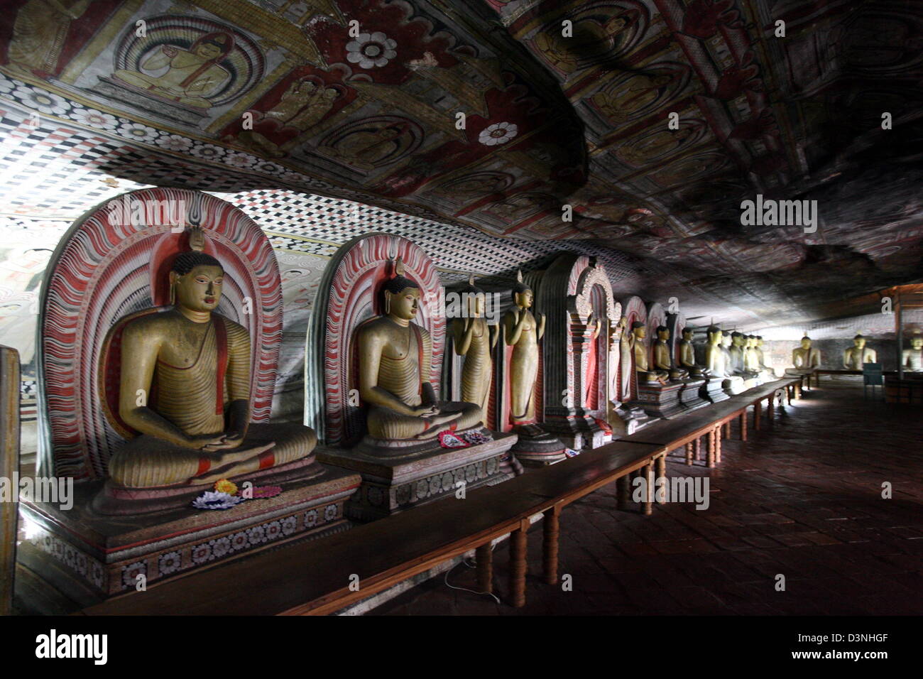 Statues de Bouddha en position du lotus sous des peintures colorées sur les murs et les plafonds dans le Temple d'or de Dambulla, Sri Lanka, 27 avril 2006. Le Temple d'or de Dambulla dating 1er siècle avant J.-C. comprend cinq temples de caverne de buddhistic de nombreuses statues et fresques.C'est le plus grand une preseved meilleur complexe de temple de Sri Lanka et a été inscrite au Patrimoine Mondial de l'UNESCO en 1991. P Banque D'Images Statues de Bouddha en position du lotus sous des peintures colorées sur les murs et les plafonds dans le Temple d'or de Dambulla, Sri Lanka, 27 avril 2006. Le Temple d'or de Dambulla dating 1er siècle avant J.-C. comprend cinq temples de caverne de buddhistic de nombreuses statues et fresques.C'est le plus grand une preseved meilleur complexe de temple de Sri Lanka et a été inscrite au Patrimoine Mondial de l'UNESCO en 1991. P Banque D'Images
