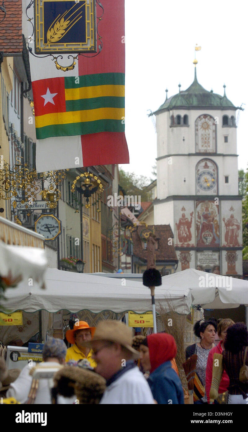 Le drapeau togolais met sur une allée commerçante à Wangen, Allemagne, 15 mai 2006. La ville Wangen devient fou sur l'arrivée de l'équipe nationale de football du Togo. L'équipe de Westafrican lodge à Wangen pendant la Coupe du Monde de Football 2006. Photo : Stefan Udry Banque D'Images