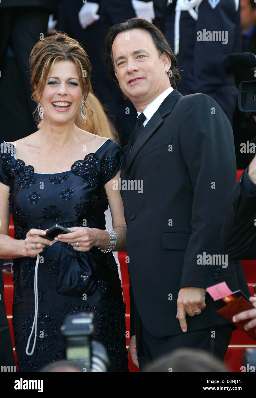 US-l'acteur américain Tom Hanks et son épouse Rita Wilson arriver lors de l'inauguration du 59ème Festival de Cannes en face du Palais des Festivals de Cannes, France, le mercredi 17 mai 2006. Photo : Hubert Boesl Banque D'Images