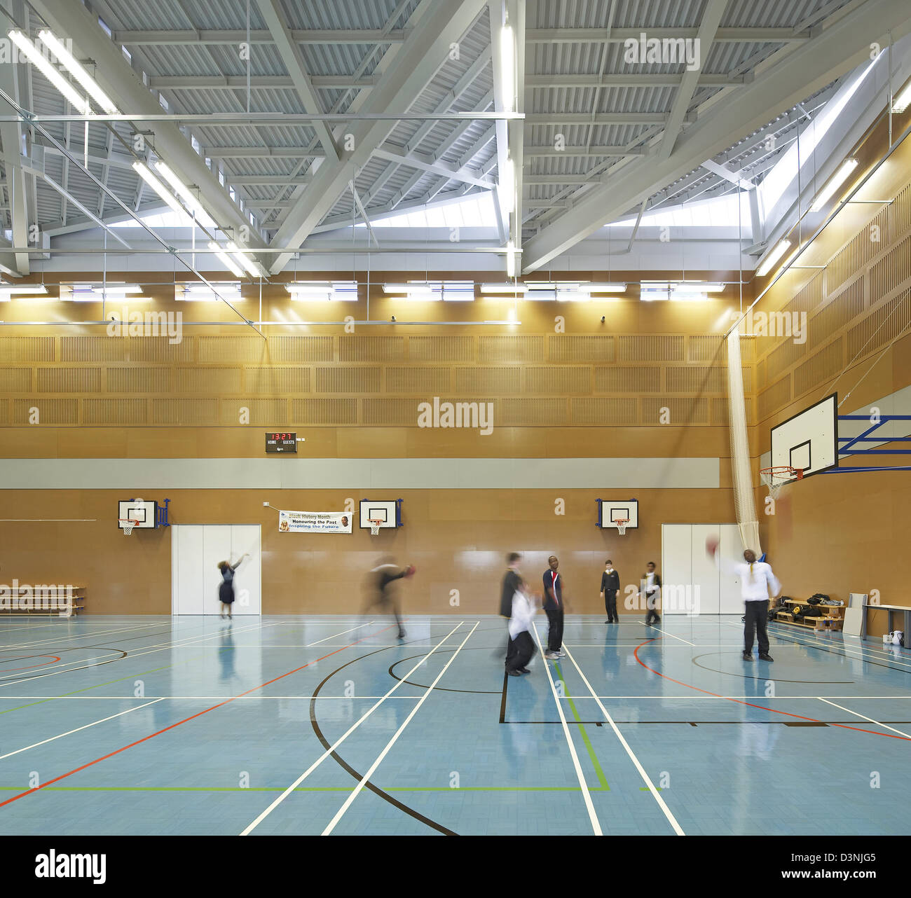 Globe Academy, Londres, Royaume-Uni. Architecte : Amanda Levete Architects, 2011. Gymnase avec les élèves à jouer. Banque D'Images