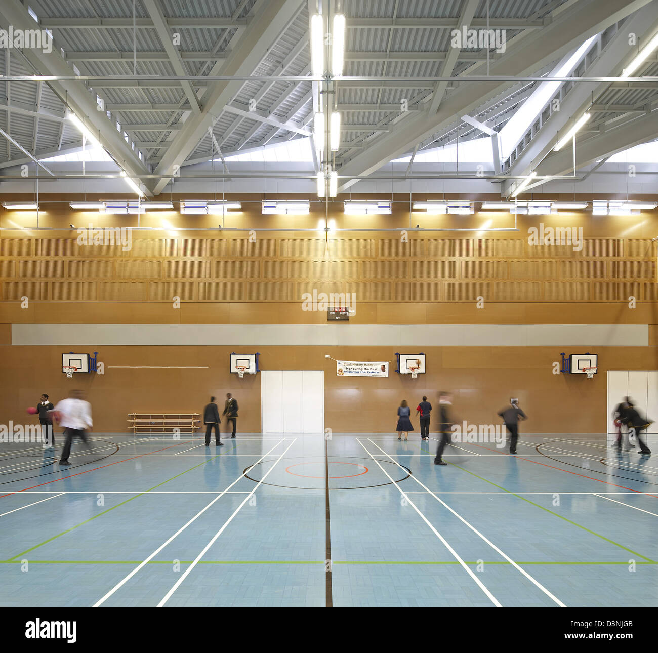 Globe Academy, Londres, Royaume-Uni. Architecte : Amanda Levete Architects, 2011. Gymnase avec les élèves à jouer. Banque D'Images