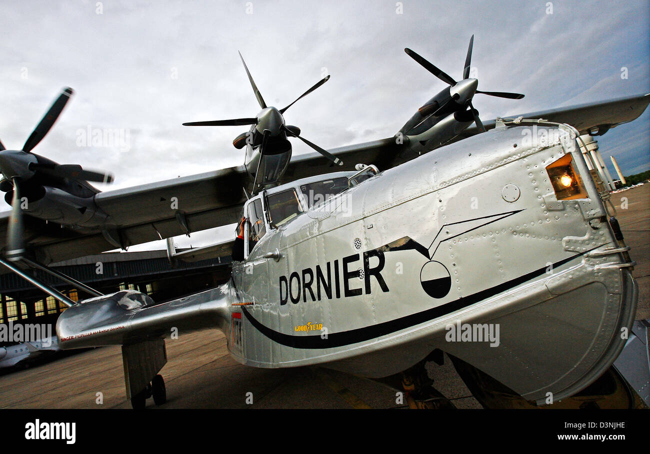 Historique Le flying boat Dornier DO-24 ATT photographié à l'Aéroport Berlin-Tempelhof, Allemagne, 19 mai 2006. Iren Dornier, petit-fils de pionnier de l'aviation allemande Claudius Dornier, est à refaire le voyage de son grand-père. Dans le bateau volant restauré datant 1930 il voyage à l'itinéraire initial du plus gros avion civil ensuite Dornier DO X il y a 75 ans. Dornier fait escale à Berlin, Germ Banque D'Images