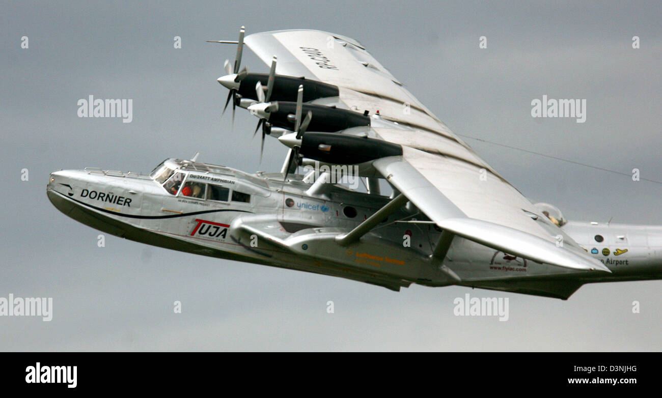 Historique Un Flying Boat Dornier DO-24 ATT arrive à Cologne, Allemagne, 20 mai 2006. Célébrer 80 ans de l'aviation civile à Cologne le dernier bateau volant d'exploitation amerrit sur le Rhin sous les yeux de nombreux spectateurs. Le Dornier DO-24 ATT est piloté par l'Iren Dornier, petit-fils de pionnier de l'aviation allemande Claude Dornier. Photo : Felix Heyder Banque D'Images