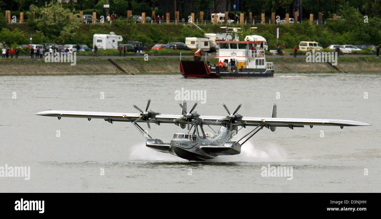 Historique Un Flying Boat Dornier DO-24 ATT amerrit sur le Rhin à Cologne, Allemagne, 20 mai 2006. Célébrer 80 ans de l'aviation civile à Cologne le dernier bateau volant d'exploitation amerrit sur le Rhin sous les yeux de nombreux spectateurs. Le Dornier DO-24 ATT est piloté par l'Iren Dornier, petit-fils de pionnier de l'aviation allemande Claude Dornier. Photo : Felix Heyder Banque D'Images
