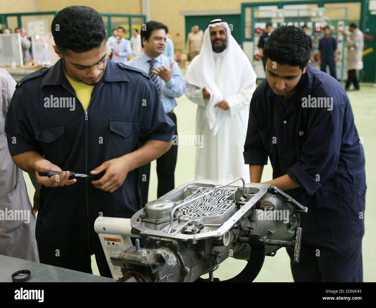 Les apprentis travaillent sur un pignon de la voiture dans le cadre de la formation professionnelle par la GTZ (société allemande de coopération technique) dans la ville de Koweït, Koweït, dimanche 21 mai 2006. Photo : Tim Brakemeier Banque D'Images