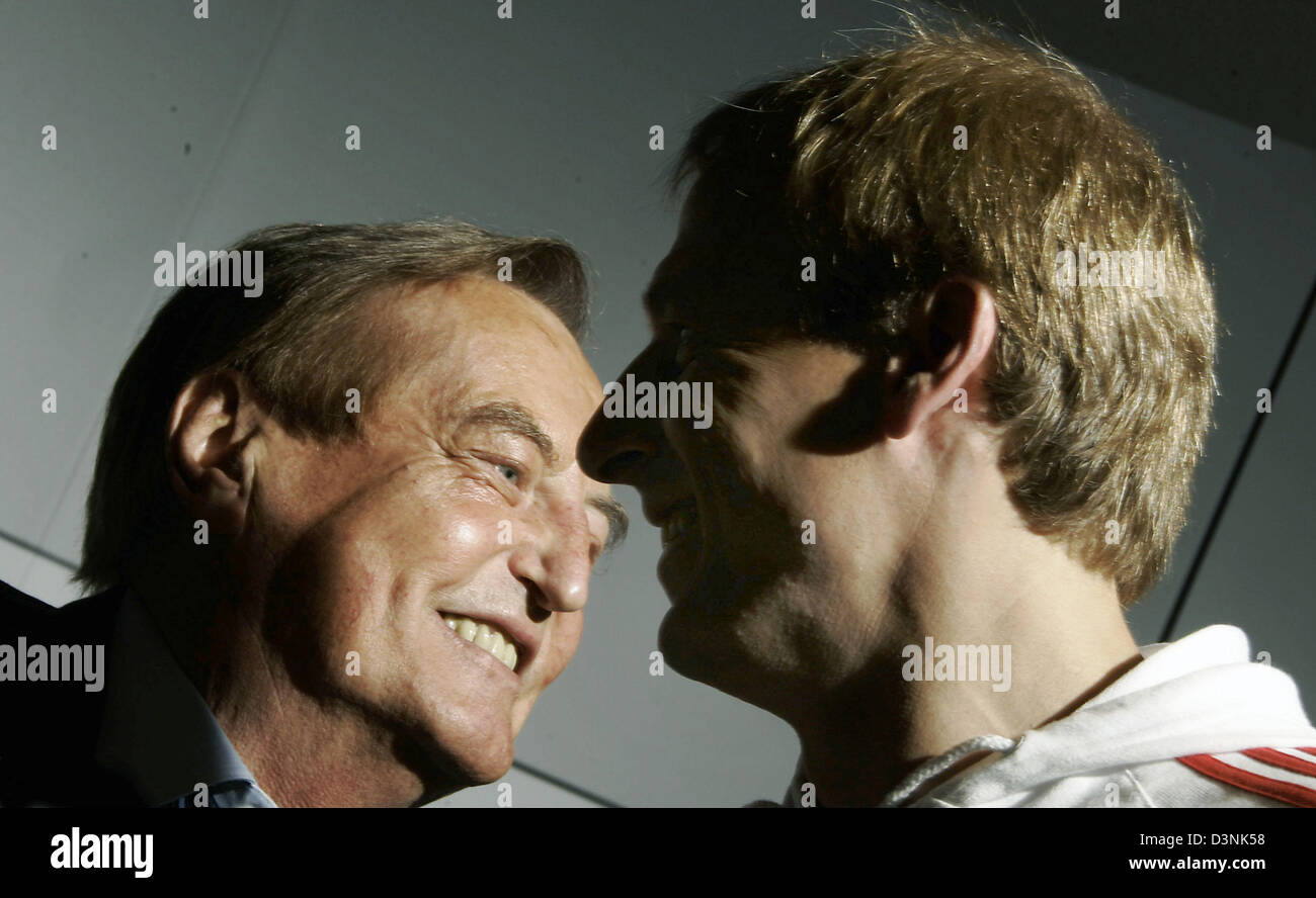 Jürgen Klinsmann (R), entraîneur-chef de l'équipe nationale allemande, et Gerhard Meyer-Vorfelder, président de l'Association de soccer de l'Allemande (DFB), photographié lors d'une conférence de presse à Genève, en Suisse, vendredi 26 mai 2006. L'équipe de l'Allemagne se prépare pour la Coupe du Monde FIFA 2006 à un camp de formation à Genève. Photo : Michael Hanschke Banque D'Images