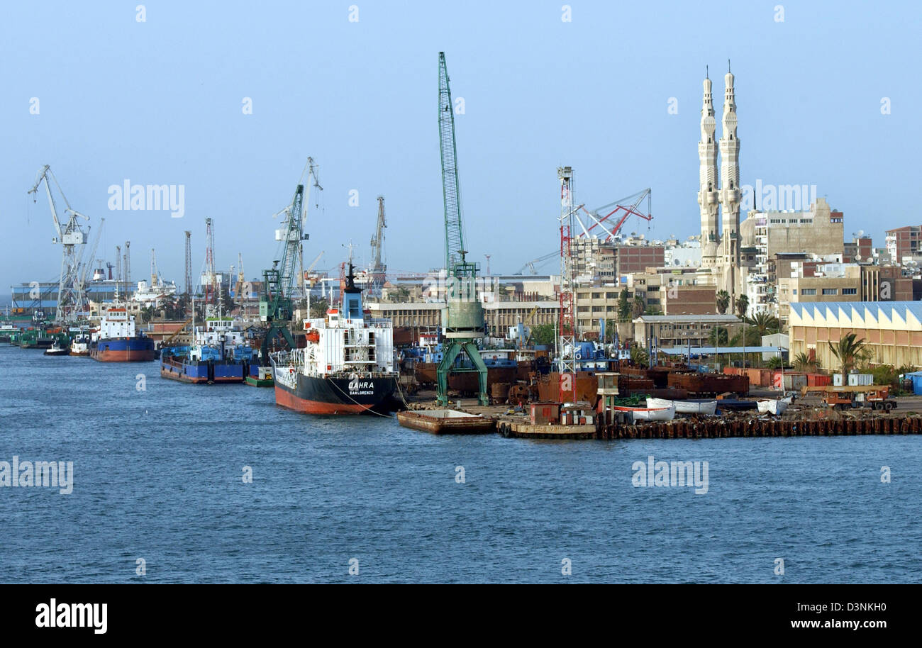 Vue sur le port de Port Fouad l'entrée nord du Canal de Suez, Egypte, 17 avril 2006. Les 195 kilomètres du canal de Suez relie la mer Méditerranée à la mer Rouge via le golfe de Suez. Photo : Horst Ossinger Banque D'Images