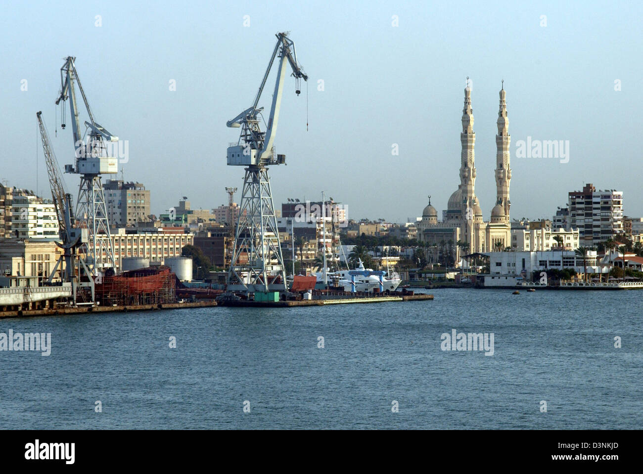 Vue sur le port de Port Fouad l'entrée nord du Canal de Suez, Egypte, 17 avril 2006. Les 195 kilomètres du canal de Suez relie la mer Méditerranée à la mer Rouge via le golfe de Suez. Photo : Horst Ossinger Banque D'Images