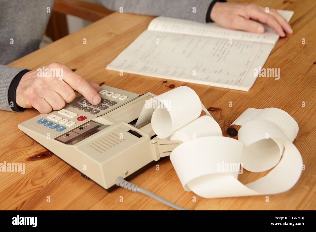 L'homme avec la calculatrice et réservez Banque D'Images