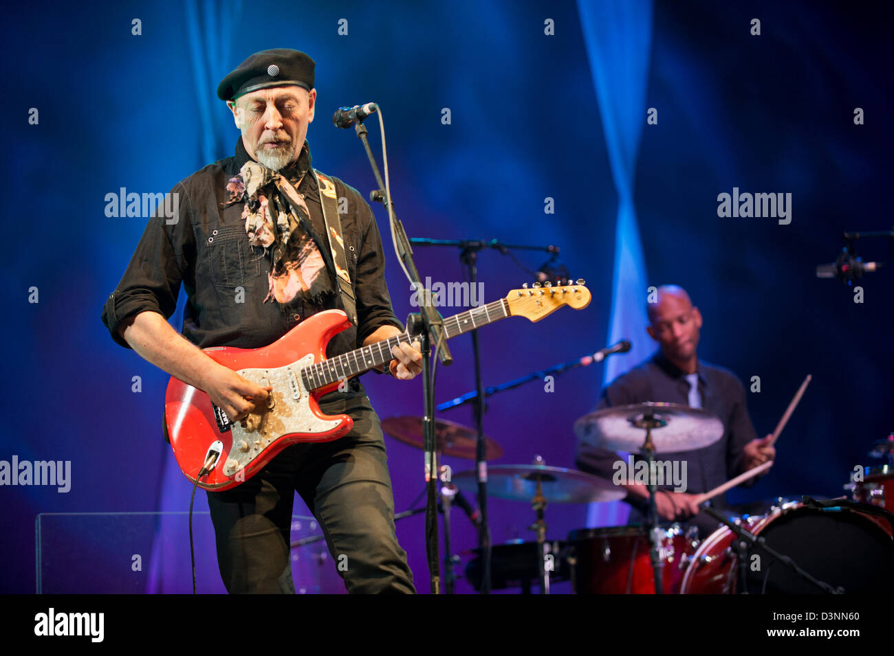 Birmingham, UK. 21 février 2013. L'auteur-compositeur et le guitariste Richard Thompson avec son Trio en concert à Birmingham Symphony Hall, la promotion de l'album 'Electric'. Crédit : John Bentley/Alamy Live News Banque D'Images