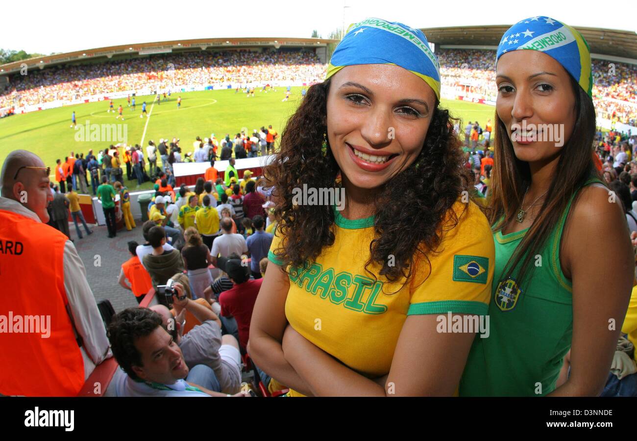 Deux fans de l'équipe nationale de football brésilien sourire sur la tribune pour le photographe lors d'une session de formation de l'équipe public au stade Berg Fährkrug à Offenbach, Allemagne, jeudi, 08 juin 2006. Photo : Frank May Banque D'Images