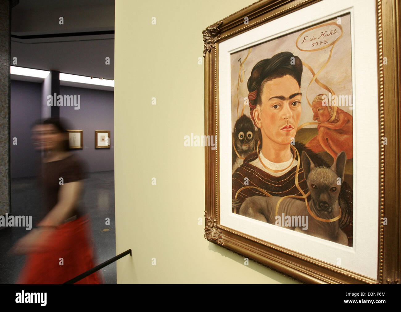 Un visiteur passe la peinture de Frida Kahlo autoportrait 'avec' à la Bucerius Kunstforum à Hambourg, Allemagne, mercredi, 14 juin 2006. L'exposition permettra aux Allemands leur première chance de se familiariser avec les peintures de l'artiste mexicaine Frida Kahlo. L'exposition est construite autour de la plus grande collection privée de son travail, du Museo Dolores Olmedo Patiño, Xochi Banque D'Images