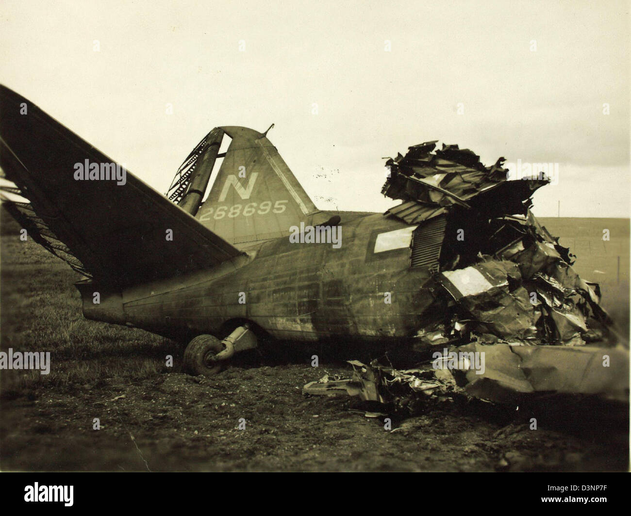 L'accident de l'avion Douglas C-53D entre 1940-1949 impliquait un avion de transport militaire. L'incident met en lumière les défis et les risques de l'aviation en temps de guerre et l'évolution de la sécurité des vols. Banque D'Images