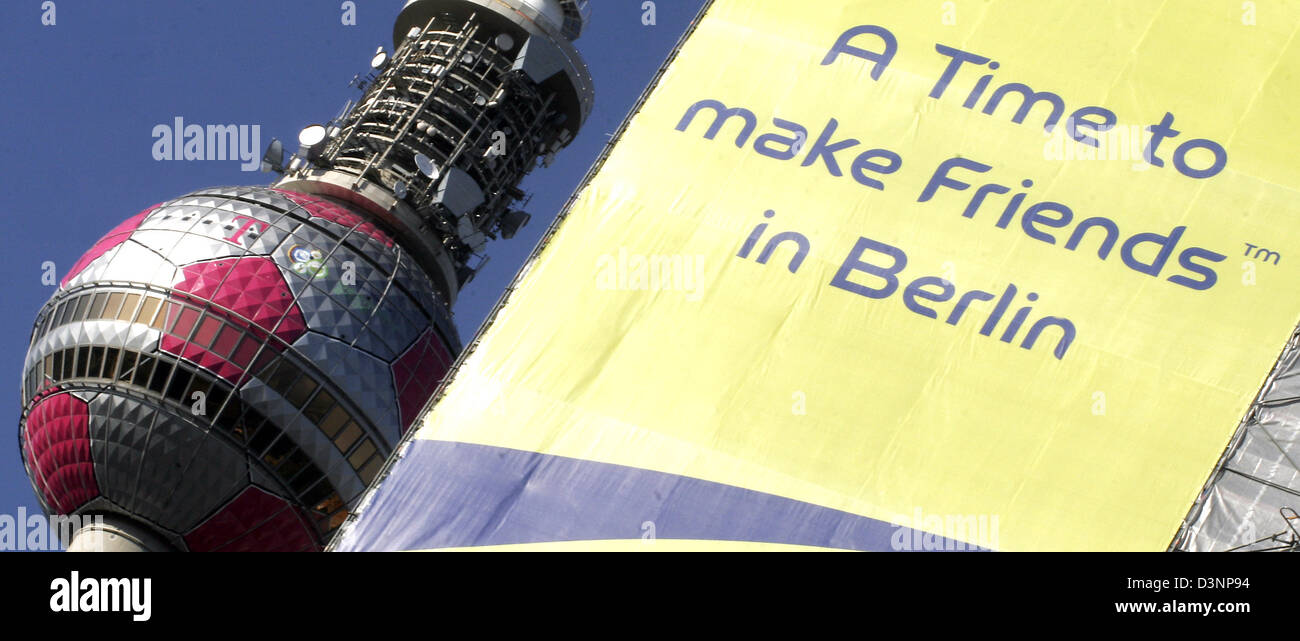 Une bannière avec la Coupe du Monde de Football 2006 slogan "Un temps pour  se faire des amis à Berlin' est suspendu à la façade d'hôtel de ville de  Berlin sous la