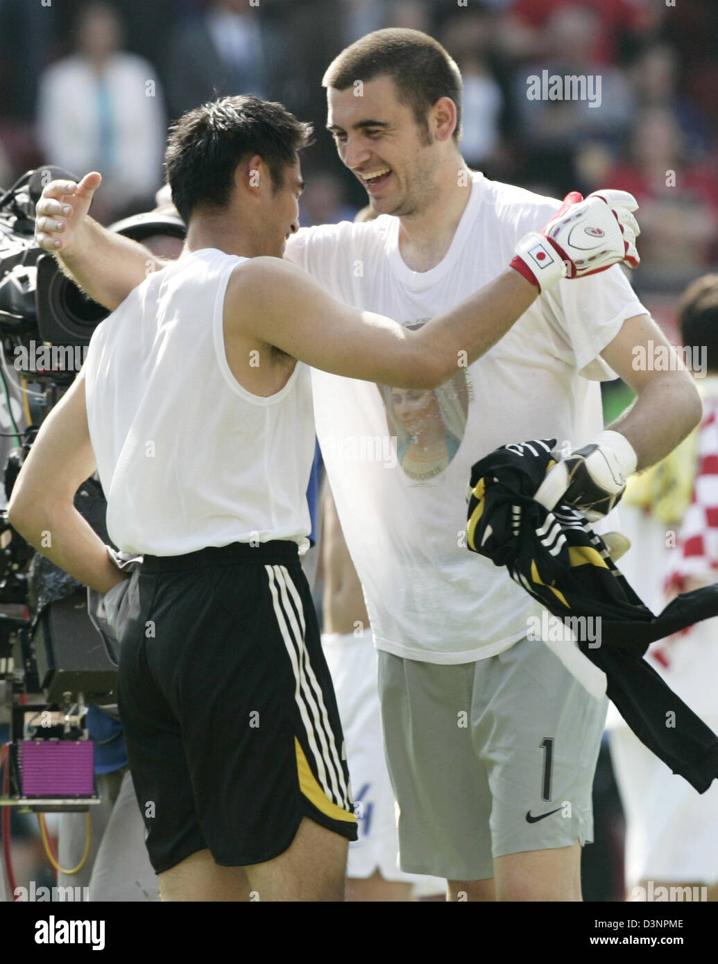 Yoshikatsu Kawaguchi gardien japonais (L) et son homologue croate Stipe Pletikosa (R) photographié après le groupe F avant-match de la Coupe du Monde de Football de 2006 entre le Japon et la Croatie à Nuremberg, Allemagne, dimanche, 18 juin 2006. Le match s'est terminé dans un 0-0 draw. Photo : Frank May  + + + Mobile Services  + + + Veuillez également consulter les Termes et Conditions. Banque D'Images