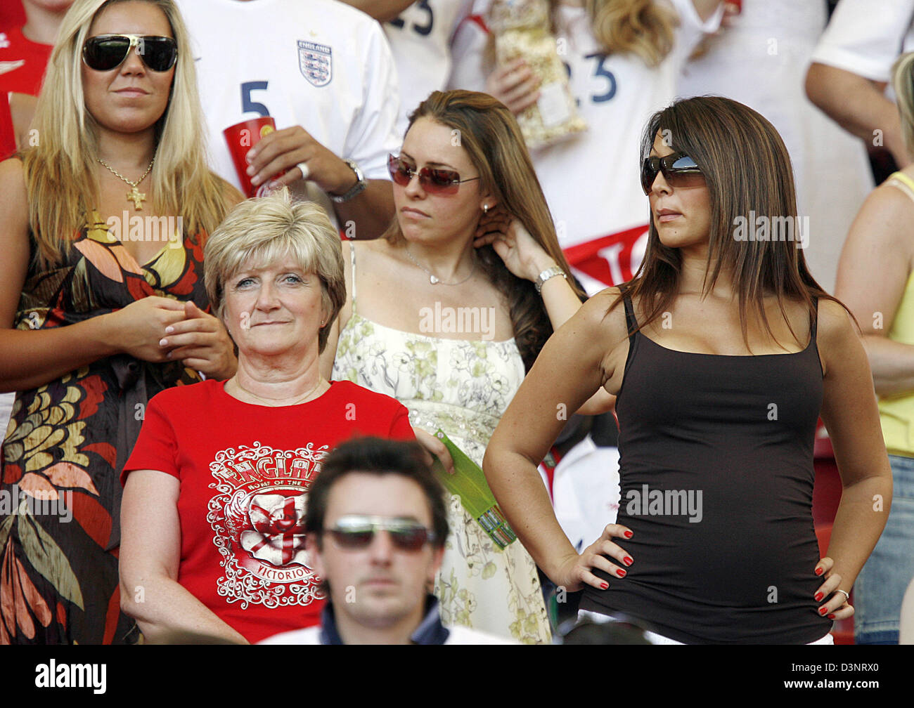 Sandra Beckham (chemise rouge), mère de David Beckham, se dresse sur la tribune VIP avant le 2ème tour de la Coupe du Monde de Football de 2006 entre l'Angleterre et l'Equateur à Stuttgart, Allemagne, le dimanche, 25 juin 2006. Alex Curran (L-R), petite amie de Steven Gerrard, une femme non identifiée et Elen Rives, fiancée de Frank Lampard debout à côté d'elle. DPA/RONALD WITTEK  + + + Mobile Services  + + + Pl Banque D'Images