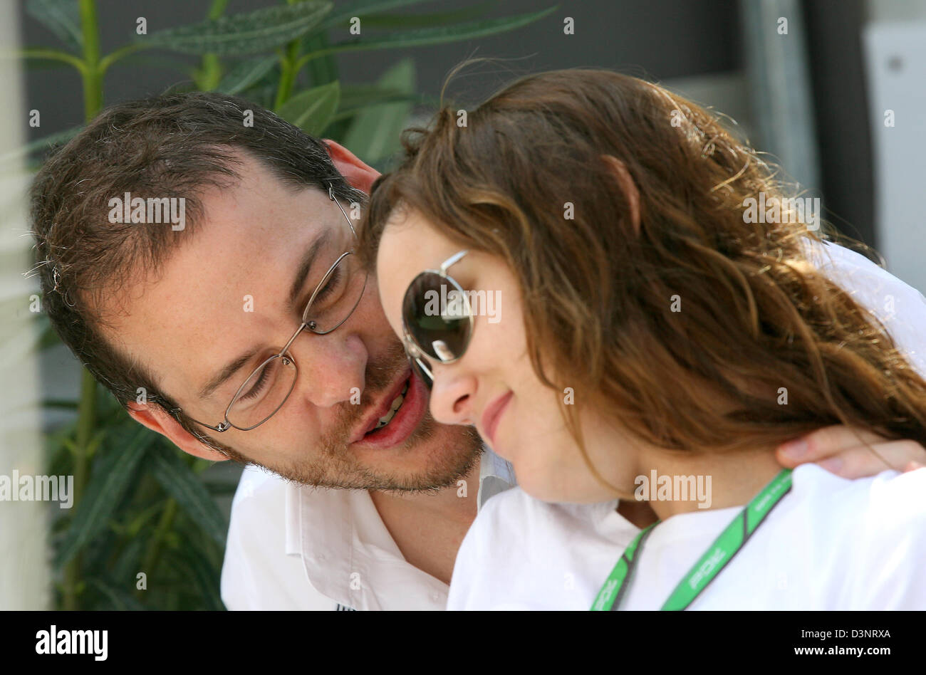 La photo montre les pilotes de Formule 1 Jacques Villeneuve pour BMW Sauber et sa femme Johanna au paddock du circuit Gilles Villeneuve à Montréal, Canada, dimanche, 25 juin 2006. Photo : Jens Buettner Banque D'Images