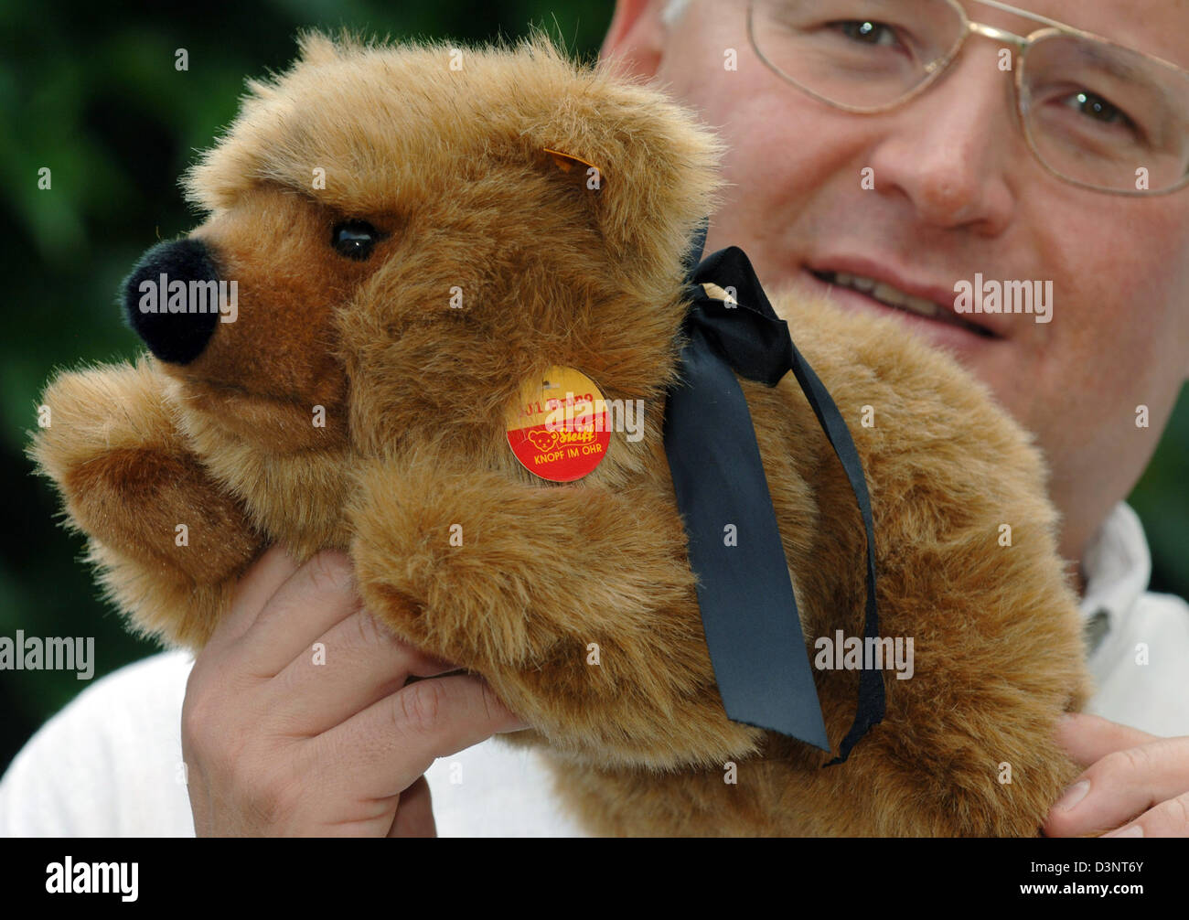 Businessman Helmut Brossmann présente un ours en peluche nommé 'Bruno JJ1'  à Nittenau, Bavière, Allemagne, mardi, 27 juin 2006. Un jour après le  tournage du jeune ours brun "JJ1" qui avait 'immigré'