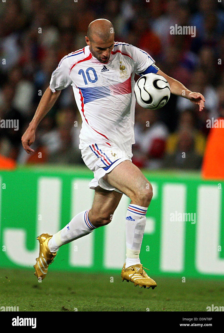 Star du football français Zinedine Zidane la balle pendant le contrôle de  la Coupe du Monde FIFA 2006 deuxième tour contre l'Espagne à Hanovre,  Allemagne, le mardi, 27 juin 2006. La France