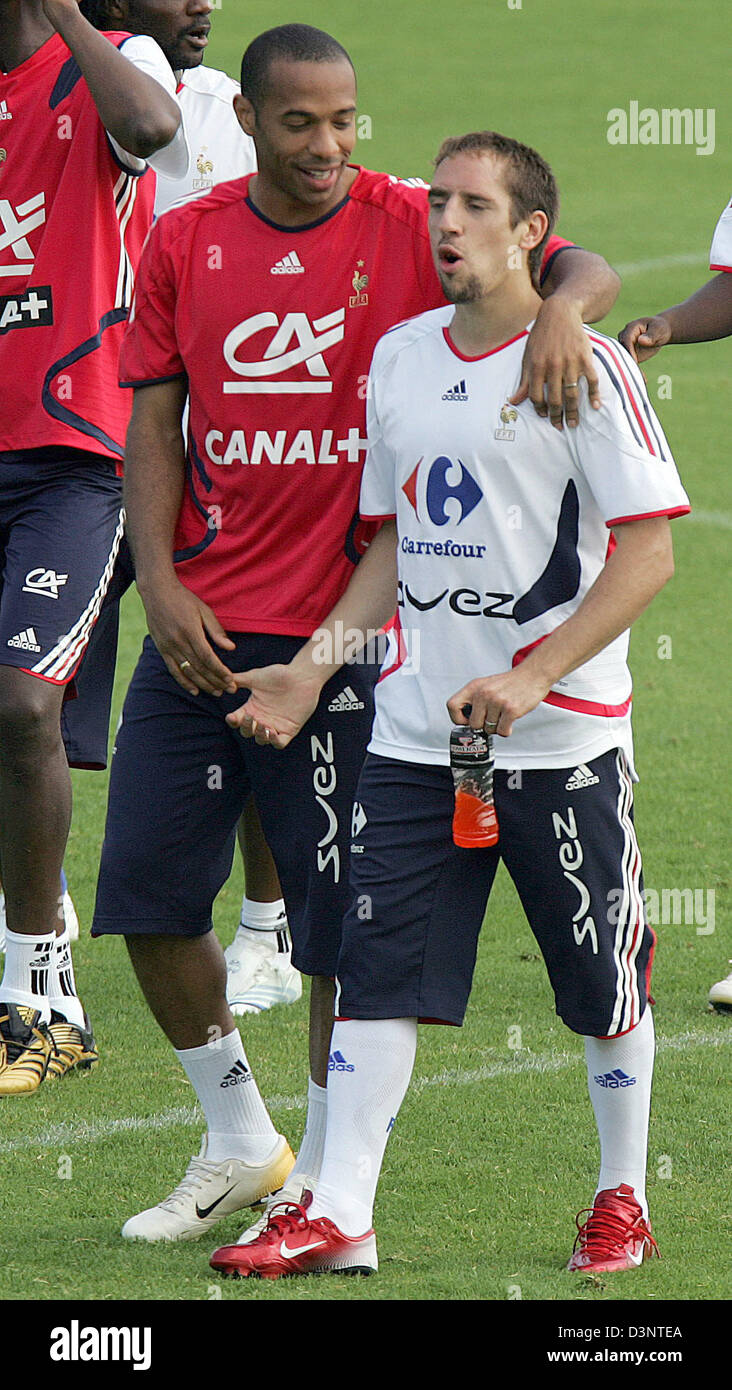 Les joueurs de soccer national français Thierry Henry (L) et Franck Ribery s'embrassent après une session de formation à la Weser stadium à Hameln, Allemagne, jeudi, 29 juin 2006. La France fait face au Brésil en coupe du monde de la FIFA 2006 Quart de finale à Francfort-sur-Main, 01 juillet. Photo : PATRICK LUX Banque D'Images