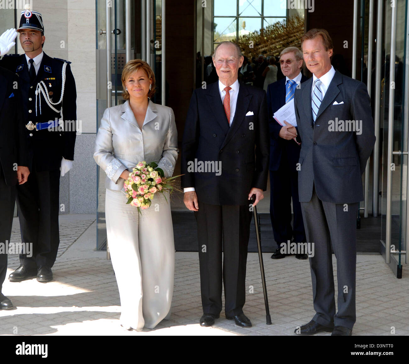 Le Grand-Duc Henri de Luxembourg (R) arrive avec son père le Grand-Duc Jean  (C) et de son épouse la grande-duchesse Maria Teresa au Musee d'Art Moderne  Grand-Duc Jean (Mudam), au Luxembourg, Luxembourg,