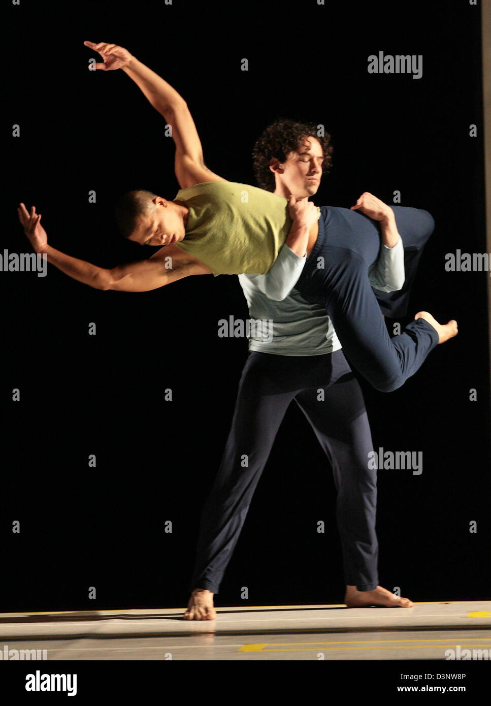 Deux danseurs du Ballet de la pratique "Un autre soir : je m'incline vers le bas dans le "Staatsoper" à Hambourg, Allemagne, 4 juillet 2006. La pièce aura son ouverture européenne nuit ce soir et sera répétée le mercredi, 5 juillet 2006. La performance a été créé par le chorégraphe américain Bill T. Jones et afficher comment leurs expériences personnelles et d'événements historiques fusionner les unes avec les autres. Photo : Sebastian Banque D'Images