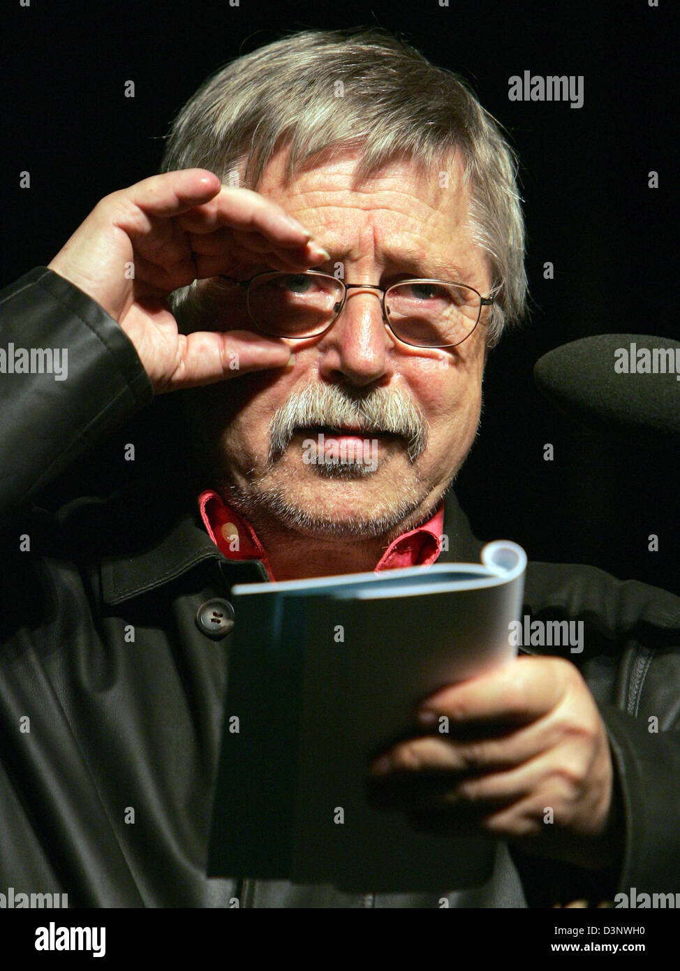 (Afp) - Le chanteur-compositeur-interprète et poète Wolf Biermann se lit sur scène après qu'il a reçu le prix de Joachim Ringelnatz Cuxhaven, Allemagne, 16 juin 2006. Photo : Ingo Wagner Banque D'Images