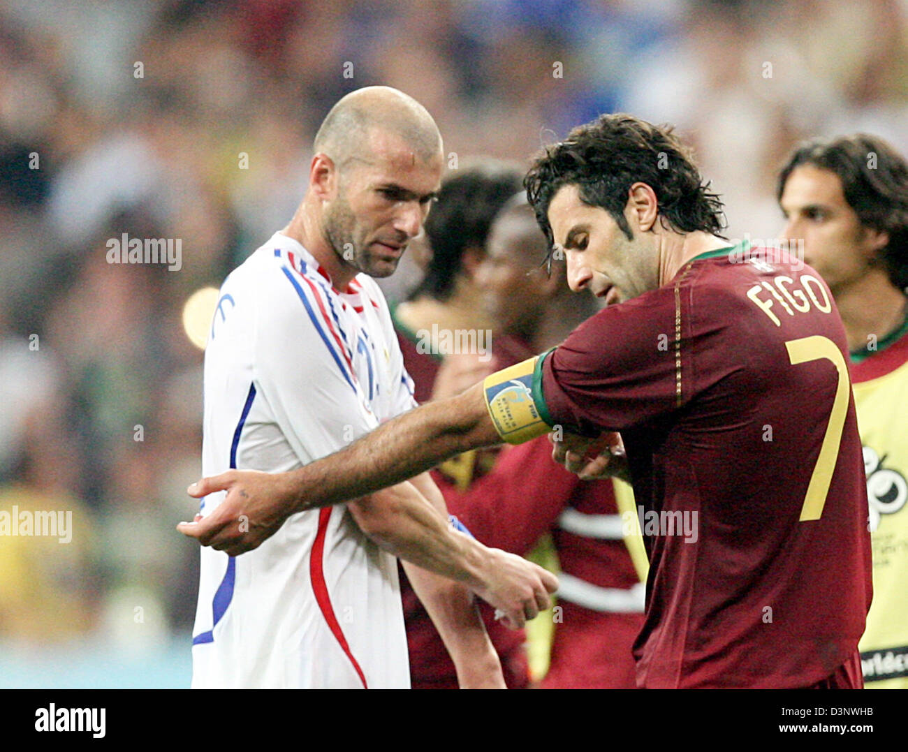 Zinedine Zidane (L) à partir de la France et Luis Figo du Portugal changer leur chemise après la demi-finale de la Coupe du Monde de Football de 2006 entre le Portugal et la France à Munich, Allemagne, mercredi, 05 juillet 2006. La France a gagné le match 1-0. DPA/BERND WEISSBROD  + + + Mobile Services  + + + Veuillez vous reporter aux termes et conditions de la FIFA. Banque D'Images