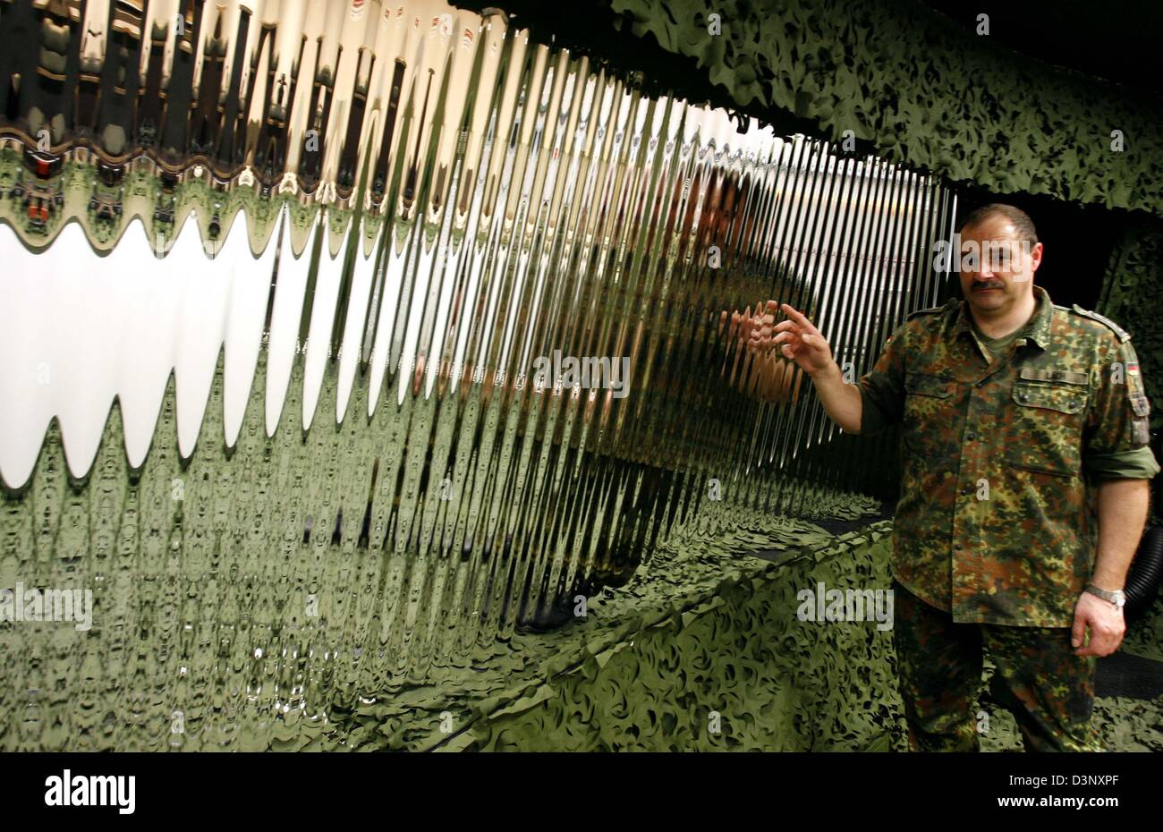 L'Adjudant de l'armée allemande Andreas Lach les points sur la feuille réfléchissante de la paroi se "tirer à trois dimensions main simulateur/arme antichar' (AGSHP) à la Bundeswehr en région formation Hammelburg, Allemagne, le 3 mai 2006. L'équivalent du simulateur mobile 'AGSHP' abri est mis dans un conteneur de 15 mètres carrés pour aider à mieux préparer les soldats de la Bundeswehr allemande pour leurs d Banque D'Images