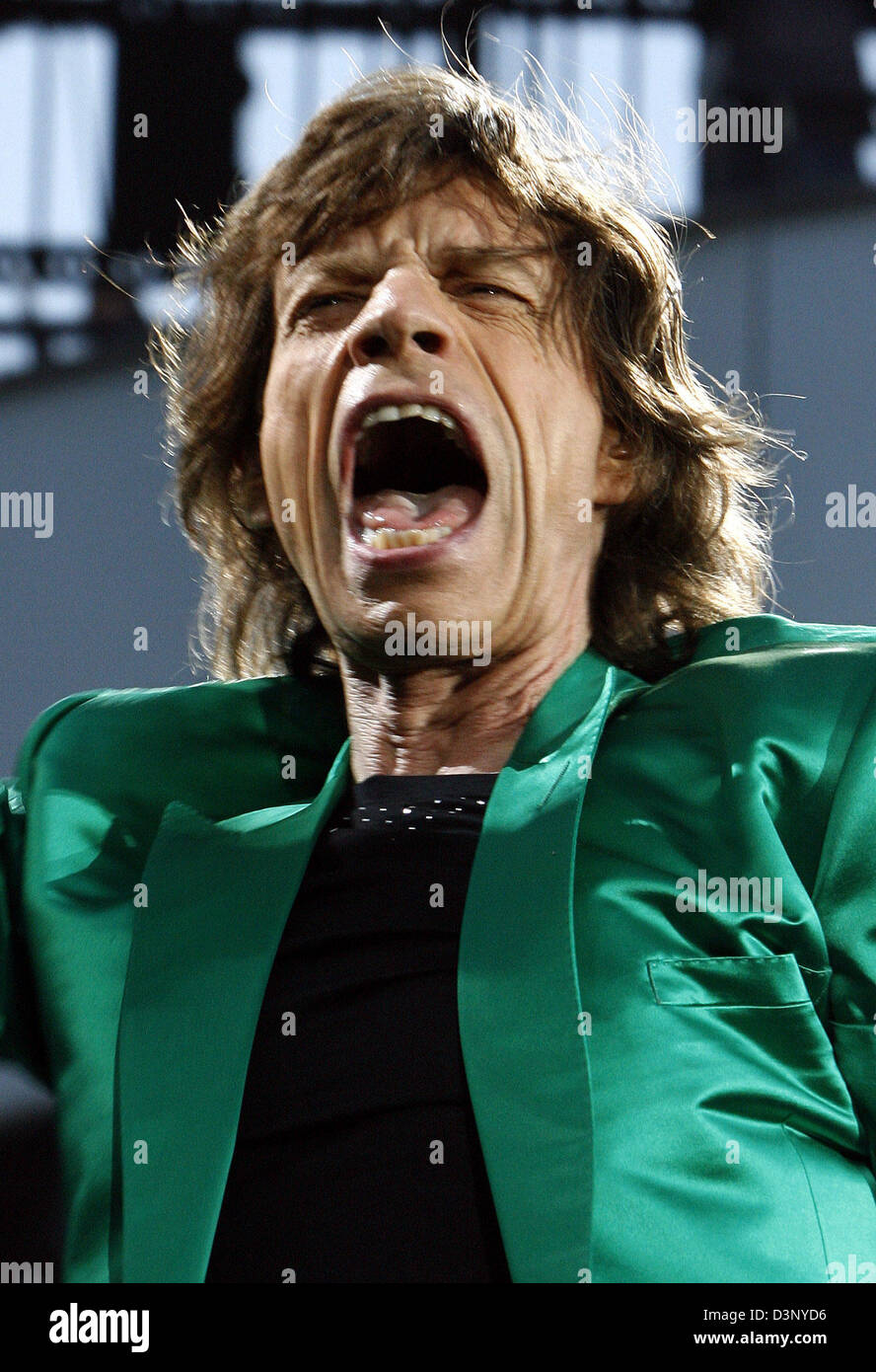 Mick Jagger des Rolling Stones chante à un concert dans le stade olympique de Munich, en Allemagne, dimanche, 16 juillet 2006. La gestion des Rolling Stones exclue les modalités contractuelles pour la couverture photo de l'Allemagne tour lors des discussions avec l'agence de presse allemande (dpa). Plus les photographes auront à signer des contrats comme avant. dpa et d'autres organismes n'ont pas soumis de rapport sur Banque D'Images