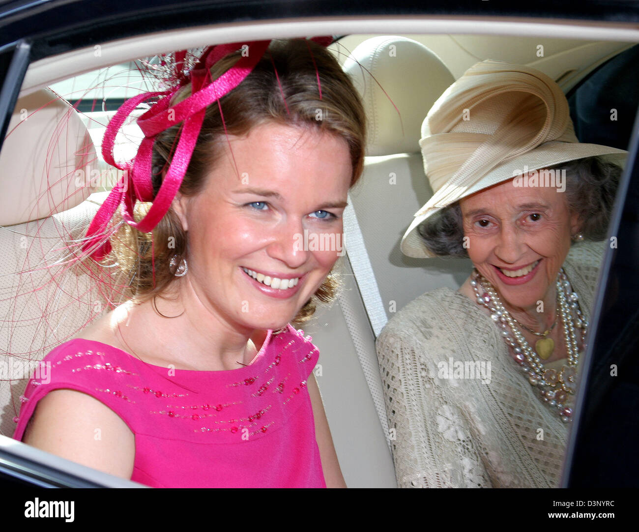 La Reine Fabiola de Belgique (R) et de la Princesse Mathilde de ...